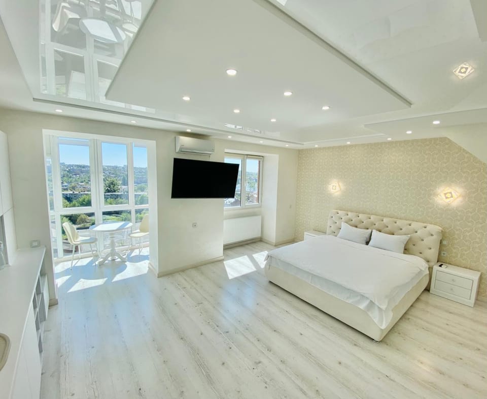 Communal lounge/ TV room, Bed, TV and multimedia, Living room, Photo of the whole room, Seating area, Evening entertainment, Bedroom