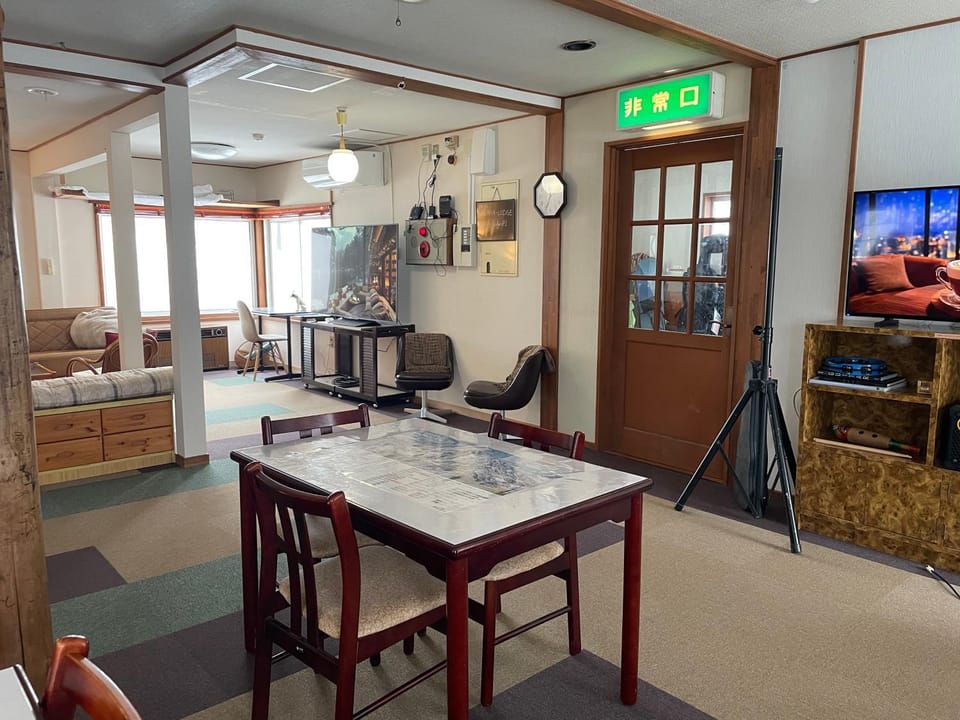 Communal lounge/ TV room, TV and multimedia, Living room, Seating area, Dining area