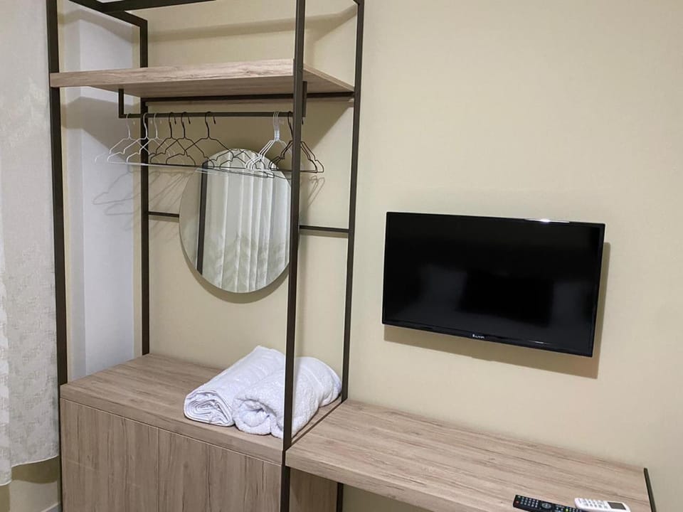 Bed, TV and multimedia, Bedroom