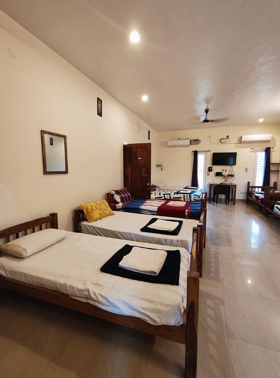 TV and multimedia, Photo of the whole room, Bedroom