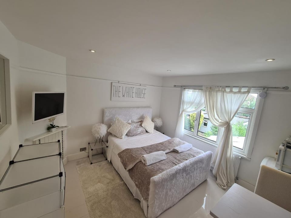 Bed, TV and multimedia, View (from property/room), Kitchen or kitchenette, Photo of the whole room, Bedroom, Garden view, towels, kitchen