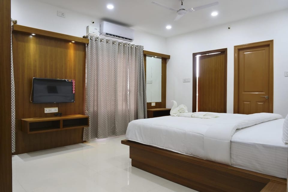 Bed, TV and multimedia, Bedroom