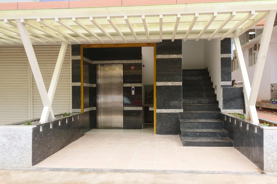 Facade/entrance, elevator