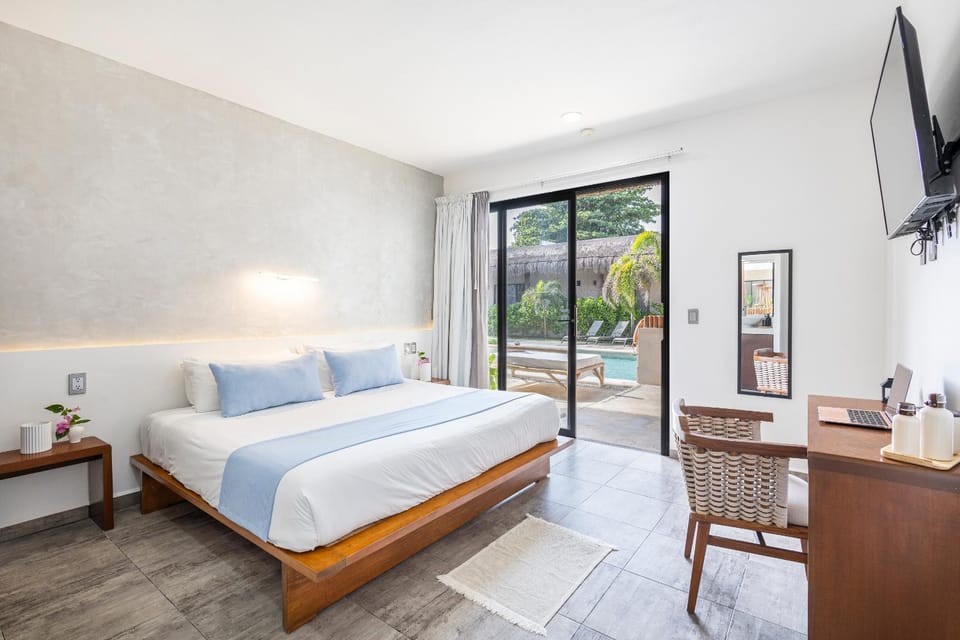 Bed, TV and multimedia, Photo of the whole room, Seating area, Bedroom