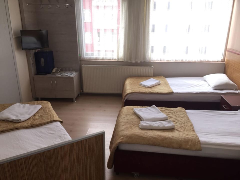 Bed, TV and multimedia, Photo of the whole room, towels