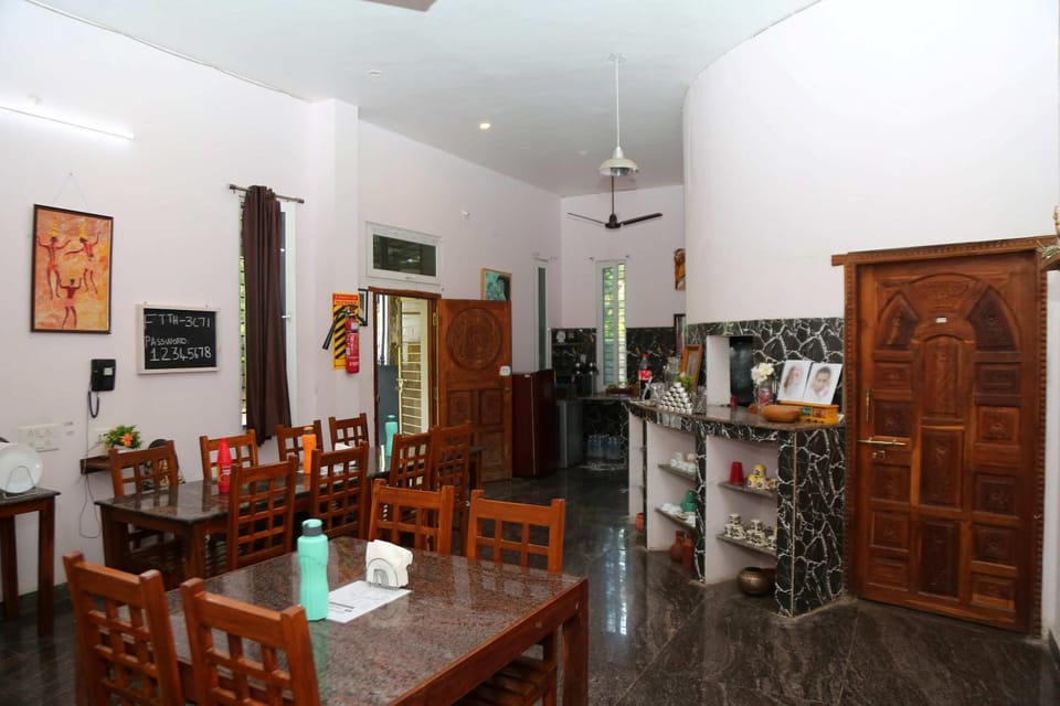 Restaurant/places to eat, Seating area, Dining area