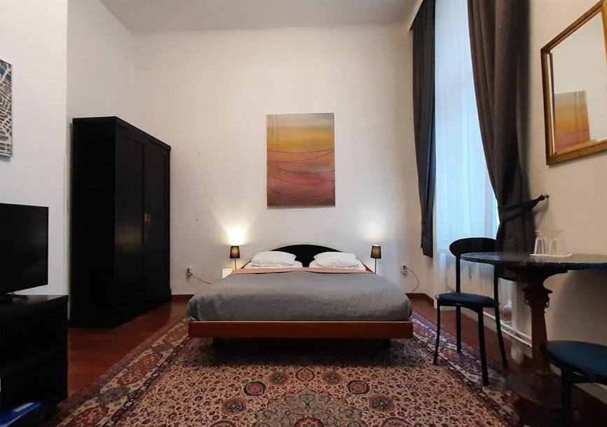 Bed, TV and multimedia, Photo of the whole room, Bedroom, wardrobe
