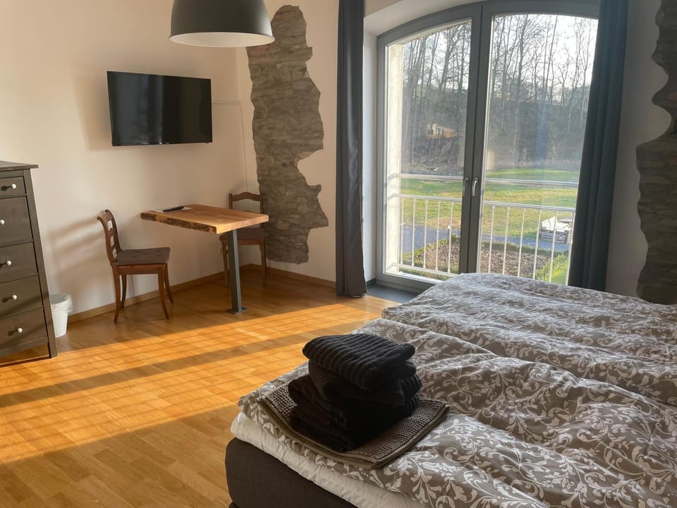 Bed, TV and multimedia, Bedroom, towels