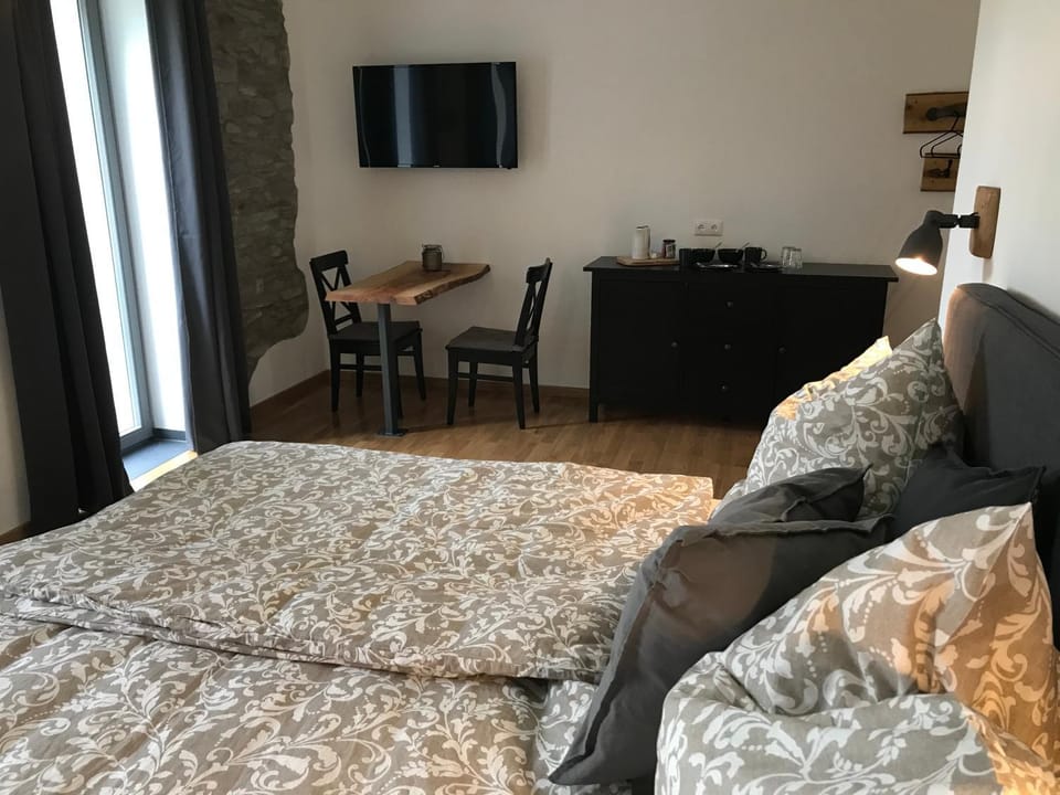 Bed, Photo of the whole room, Seating area