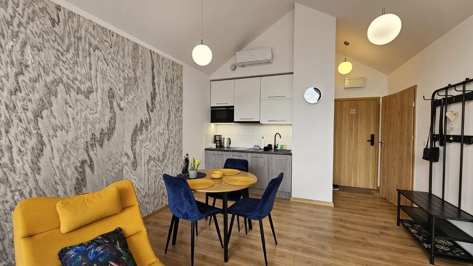 Kitchen or kitchenette, Living room, Seating area, Dining area, minibar, oven, pet friendly, stove, kitchen