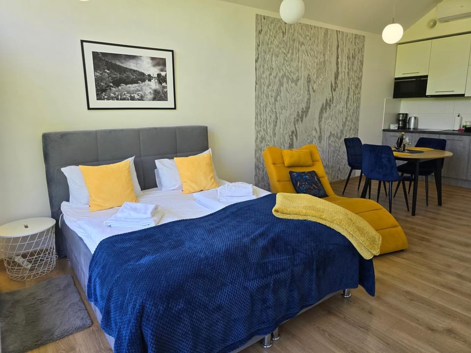 Bed, TV and multimedia, Kitchen or kitchenette, Living room, Photo of the whole room, Seating area, Bedroom, towels
