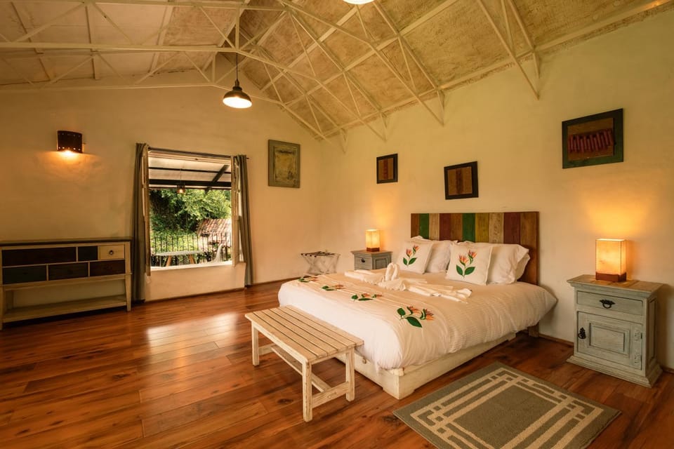 Bed, Photo of the whole room, Decorative detail, Bedroom, Garden view, Mountain view, Inner courtyard view, towels