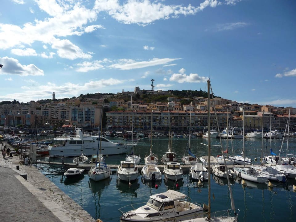 Appartement traversant face mer avec parking et WLAN - FR-1-472A-139 Apartment in Occitanie