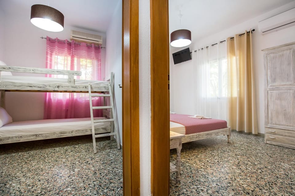 Bedroom, bunk bed