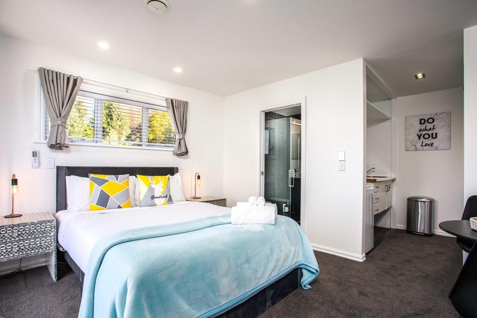 Bed, Bedroom, Lake view