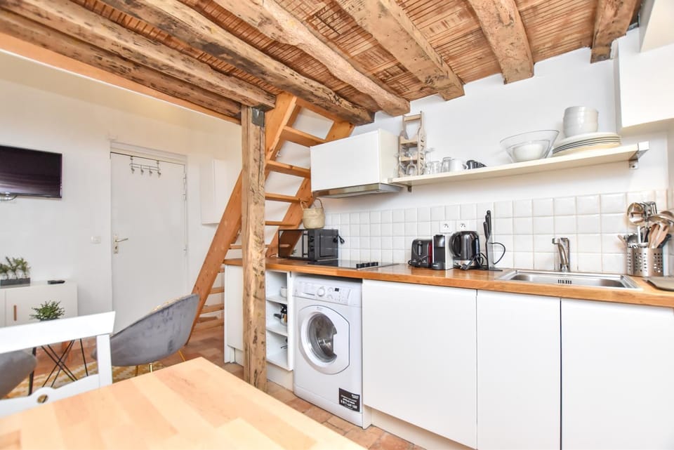 Kitchen or kitchenette, Dining area