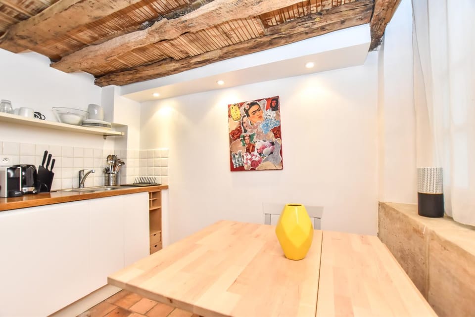 Kitchen or kitchenette, Dining area