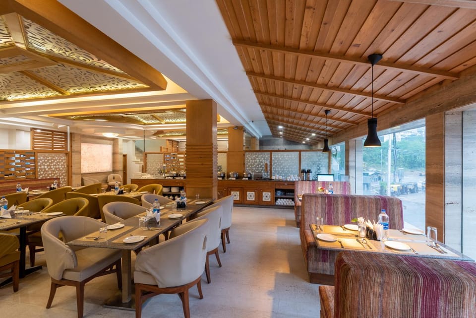 Restaurant/places to eat, Food and drinks, Seating area