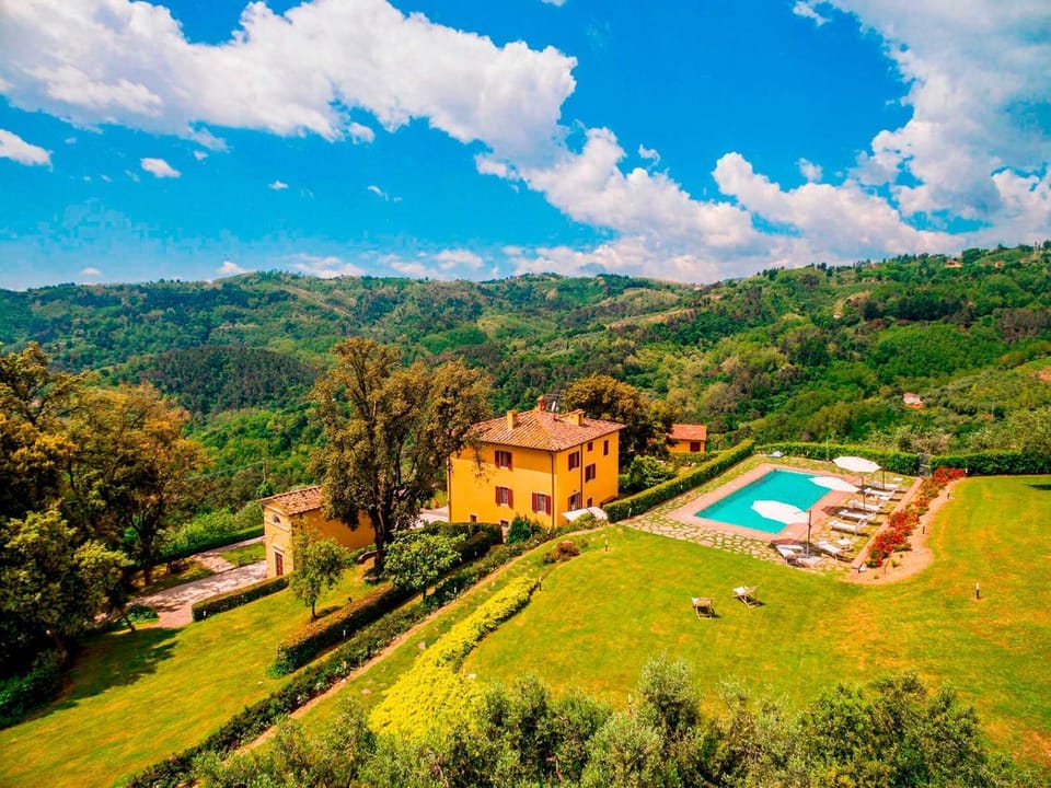 Property building, Day, Natural landscape, Bird's eye view, Garden, Garden view, Mountain view, Pool view, Swimming pool, sunbed