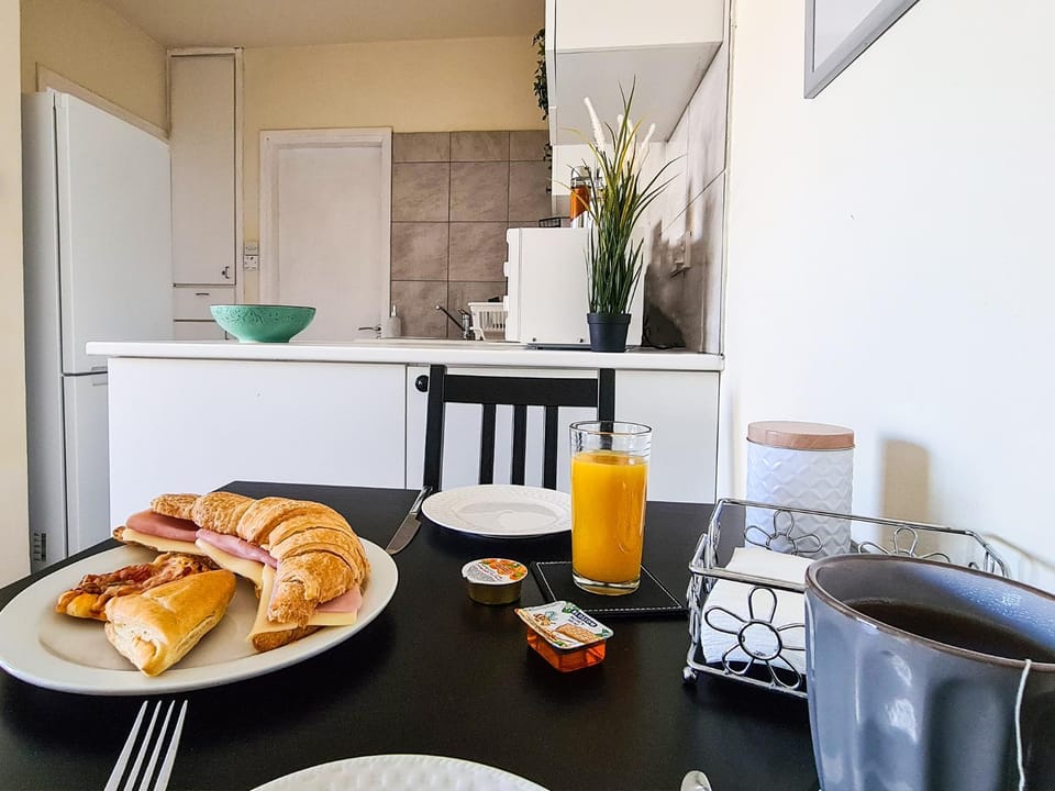 Kitchen or kitchenette, Food and drinks, Dining area, Breakfast