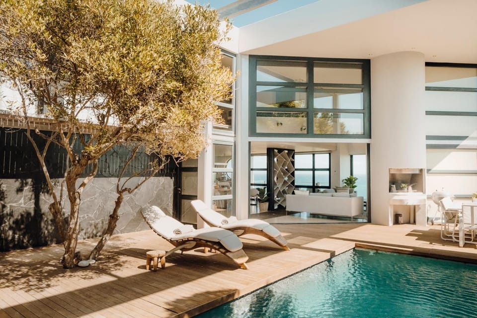 Patio, Swimming pool, sunbed