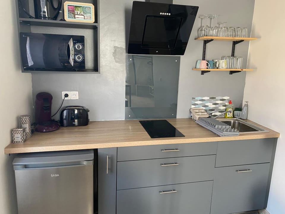 Studio de charme le Clos de l'Etang + place de parking Apartment in L'Isle-sur-la-Sorgue