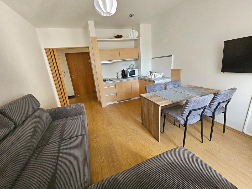 TV and multimedia, Coffee/tea facilities, Kitchen or kitchenette, Living room, Seating area, Dining area, stove