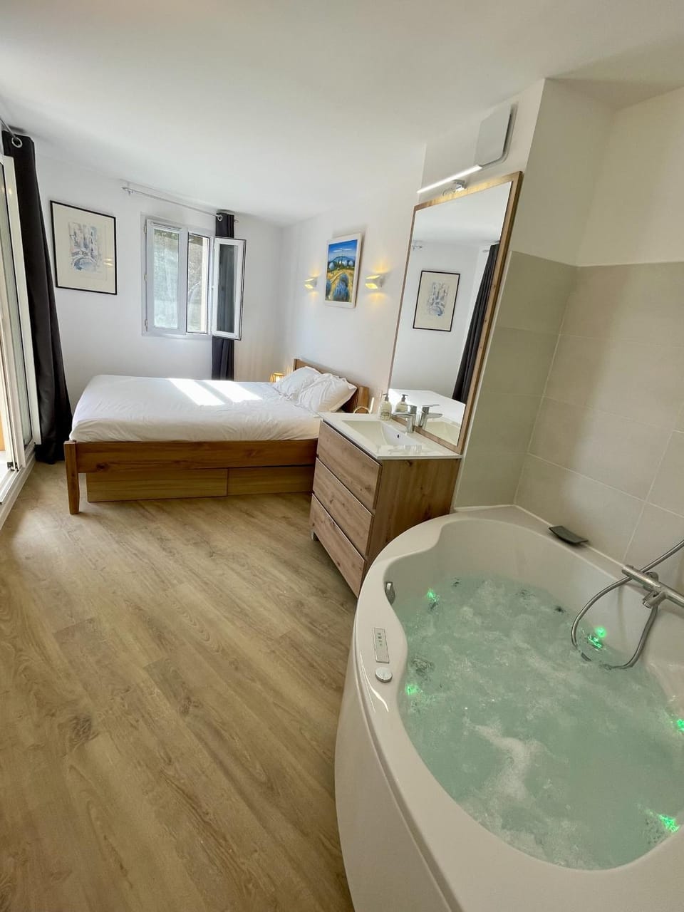 Bed, Hot Tub, Hot Tub, Bathroom, Photo of the whole room, Bedroom, Bath