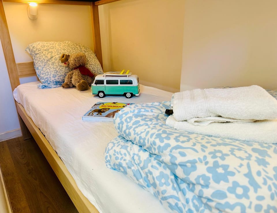 Bed, Photo of the whole room, Bedroom, bunk bed, towels