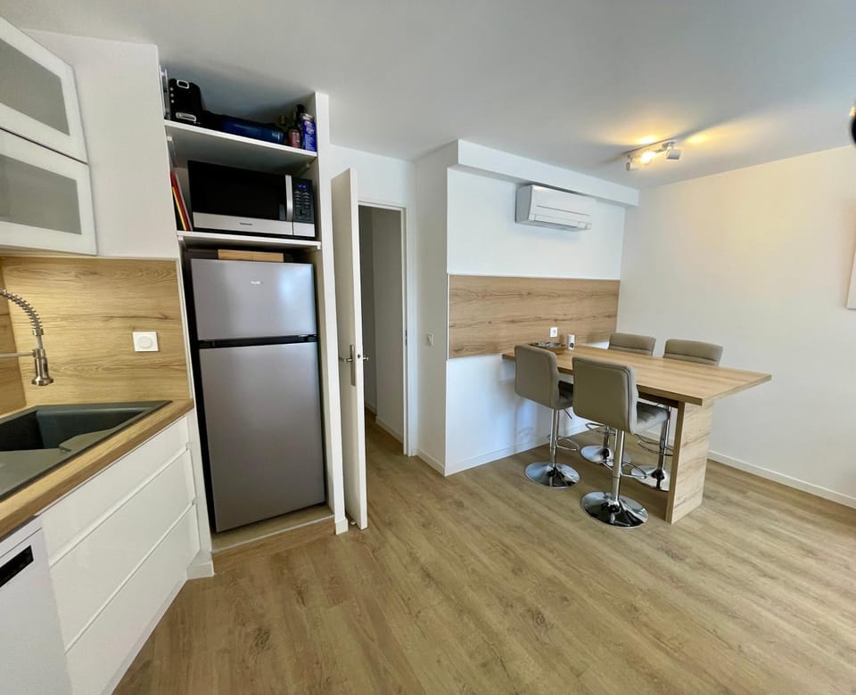 Kitchen or kitchenette, Seating area, Dining area, kitchen