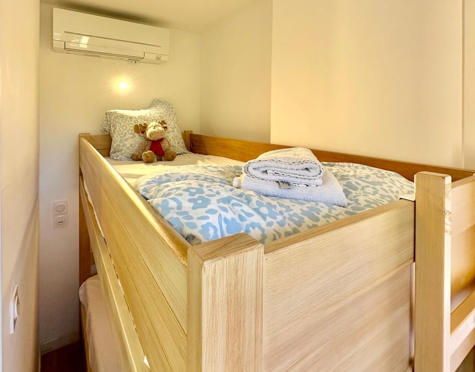 PINEDE PLAGE Vue mer accés direct à la plage de la Badine Clim Jacuzzi piscine Apartment in Hyères