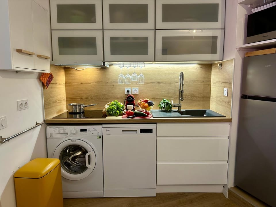 Kitchen or kitchenette