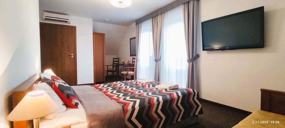 Bed, TV and multimedia, Photo of the whole room, Seating area, Bedroom, air conditioner