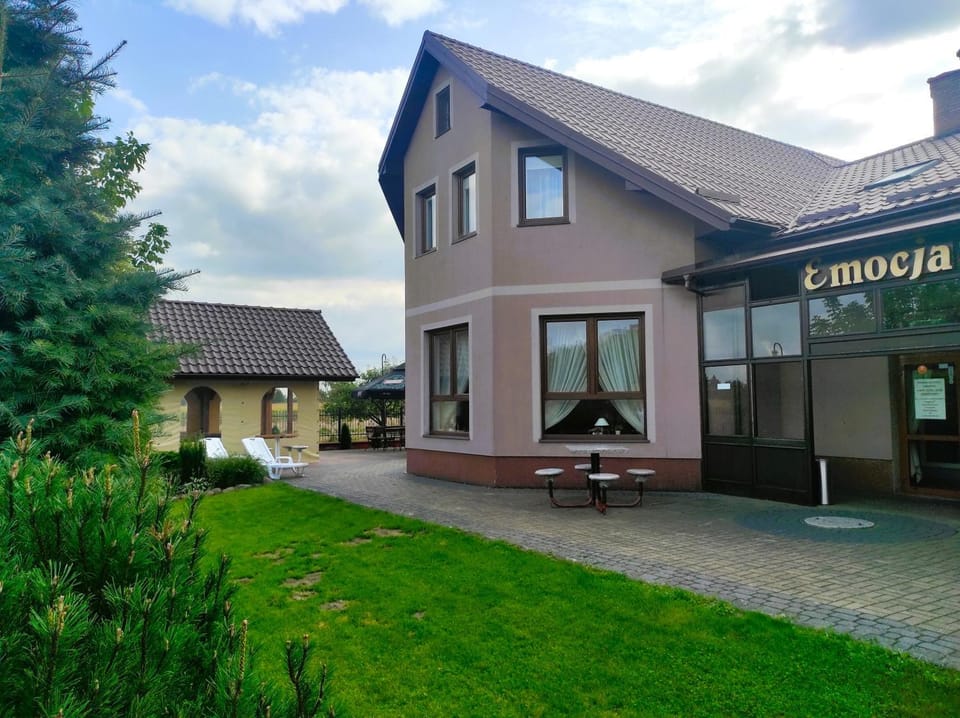 Property building, Day, Neighbourhood, Natural landscape, Summer, Garden, Guests, Guests, Garden view