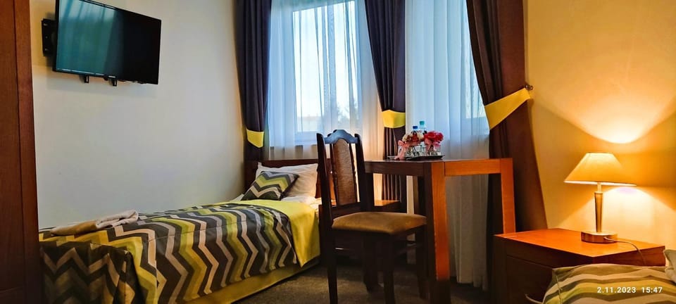 Bed, TV and multimedia, Photo of the whole room, Seating area, Bedroom, hair dresser