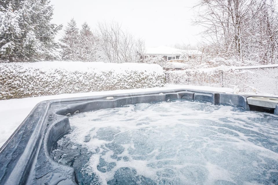 Liisa's Lodge, Private Hot Tub & Summer Pool by Property Valet House in Grey Highlands