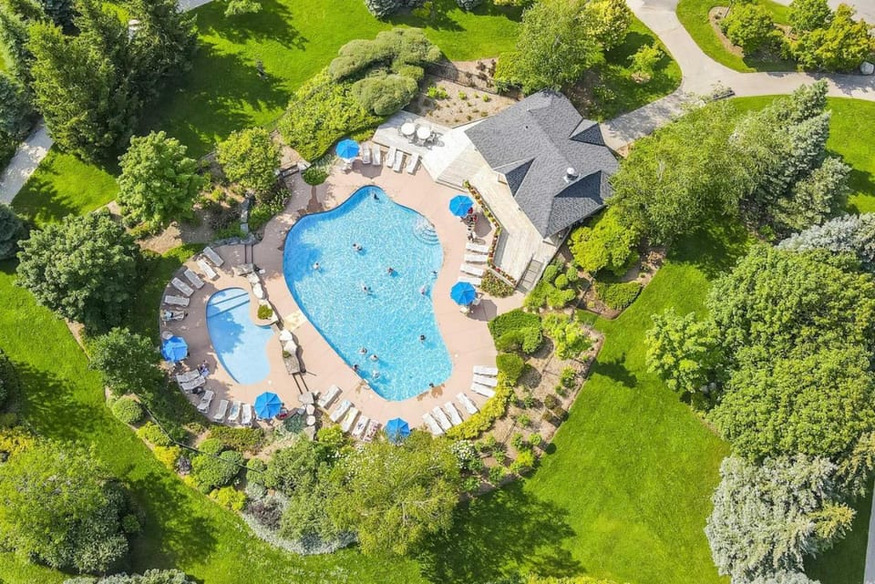 220 Snowbridge w/ Free Shuttle to Village House in Grey Highlands