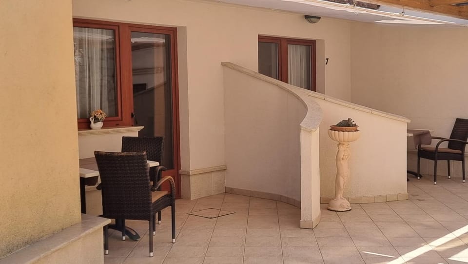 Facade/entrance, Balcony/Terrace