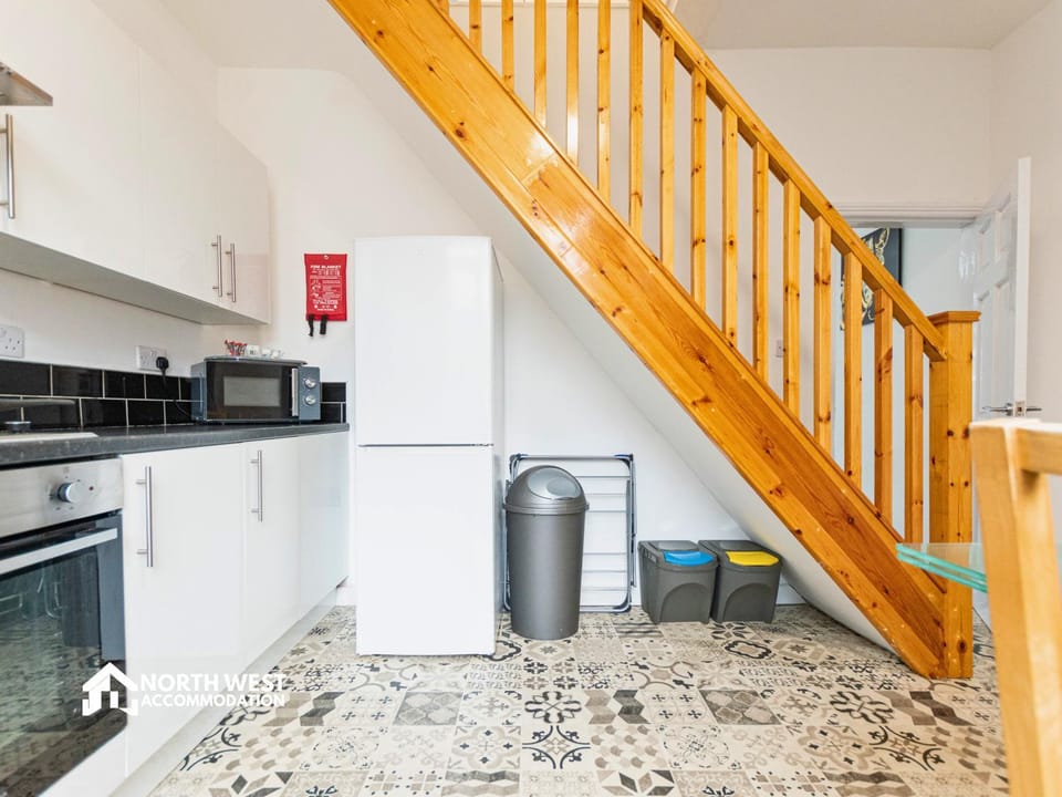 Kitchen or kitchenette, microwave, oven, kitchen