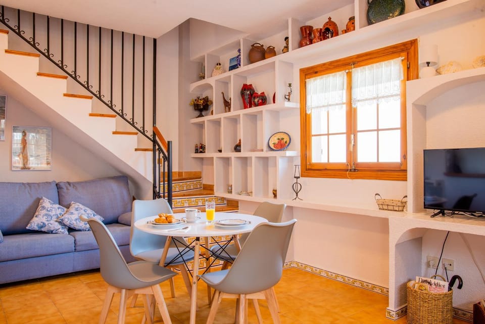 TV and multimedia, Living room, Seating area, Dining area