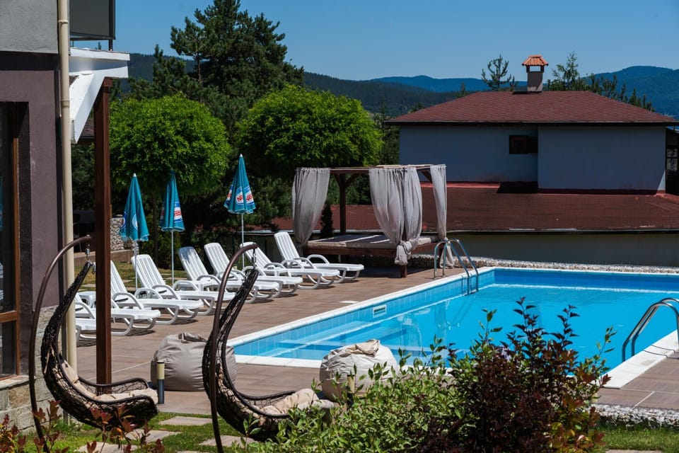 Property building, Day, Natural landscape, Mountain view, Swimming pool, sunbed