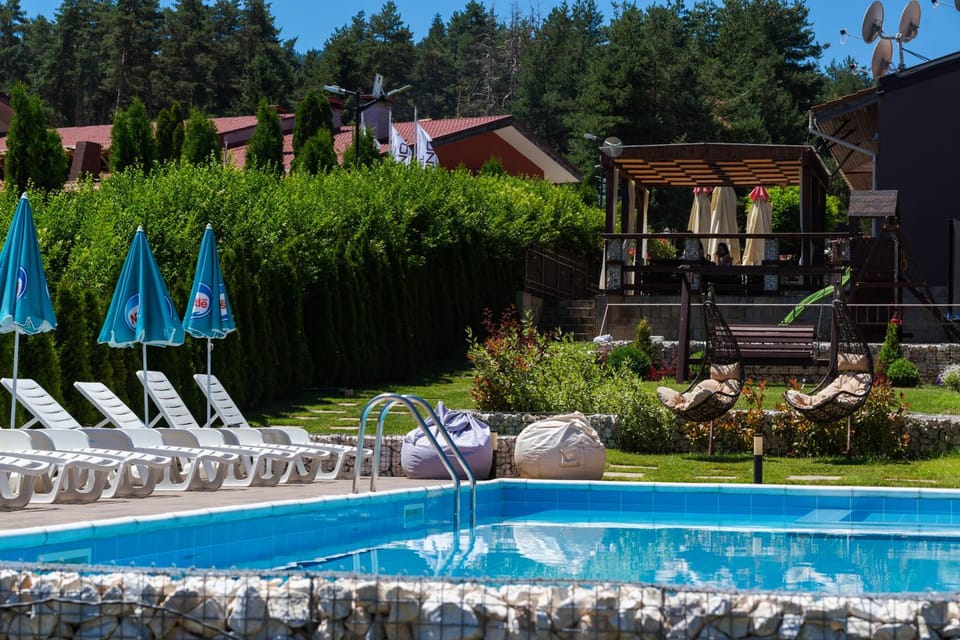 Property building, Garden, Swimming pool, Swimming pool, sunbed