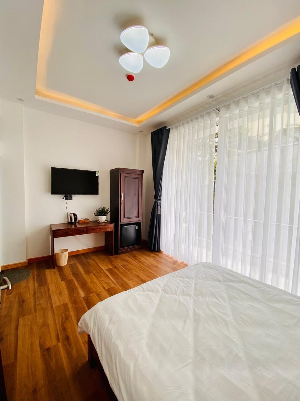 Bed, TV and multimedia, Photo of the whole room, Bedroom