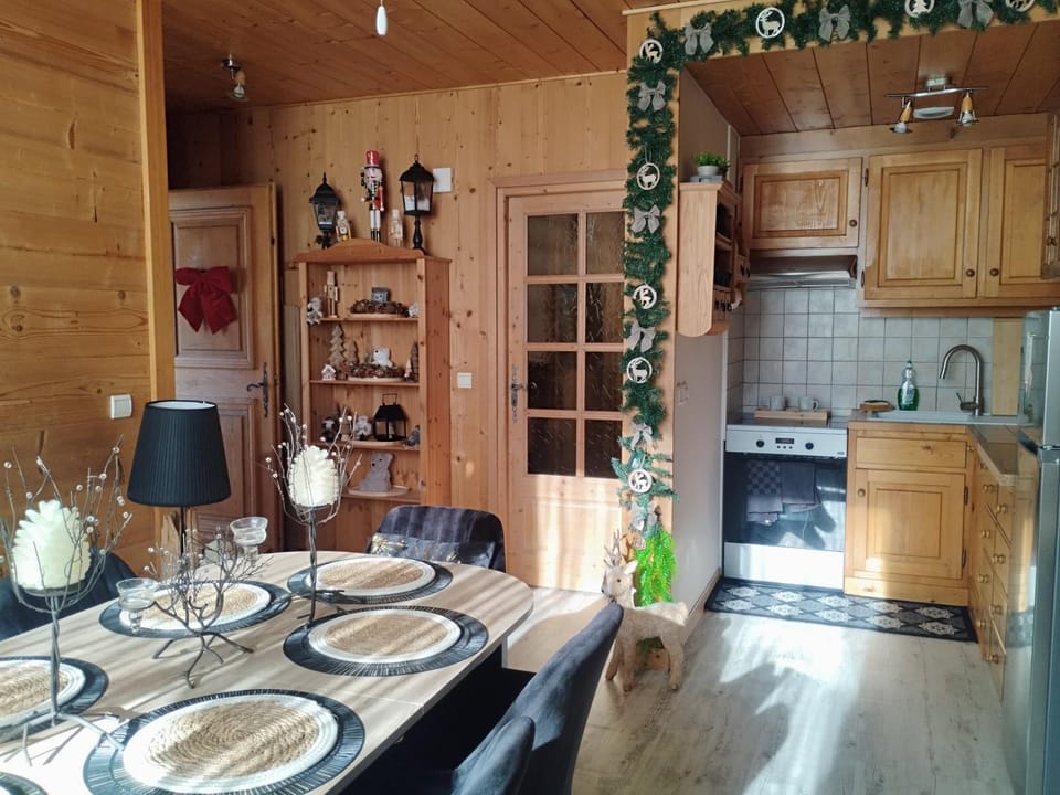 Kitchen or kitchenette, Dining area, dishwasher, stove