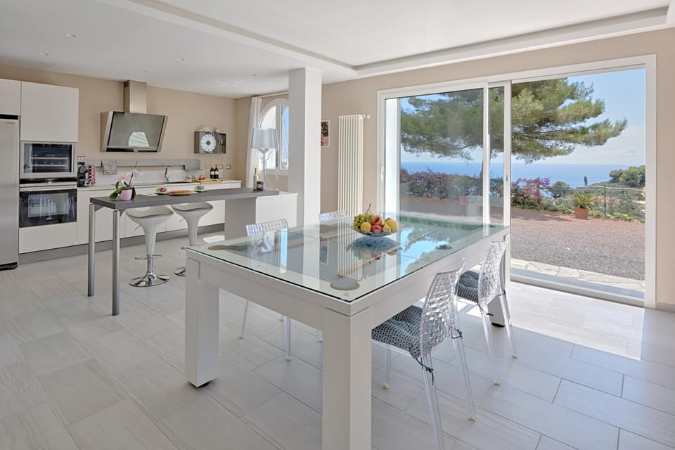 Garden, Coffee/tea facilities, Kitchen or kitchenette, Living room, Decorative detail, Seating area, Dining area, Sea view, Area and facilities