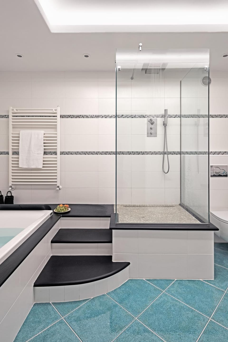 Shower, Toilet, Hot Tub, Bathroom, Bath