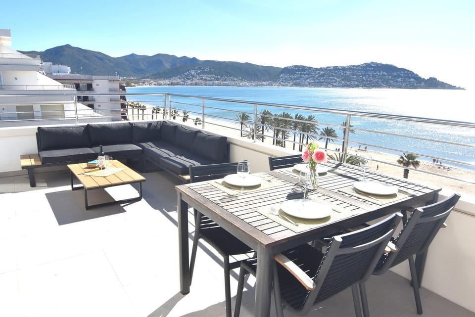 View (from property/room), Balcony/Terrace, Dining area, Sea view