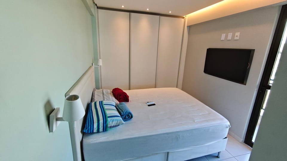 Bed, TV and multimedia, Bedroom