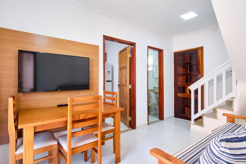 Apartamento bem equipado com ar condicionado e churrasqueira a 100 metros da praia - 02 dormitórios - Edifício Água Viva Apartment in Ubatuba