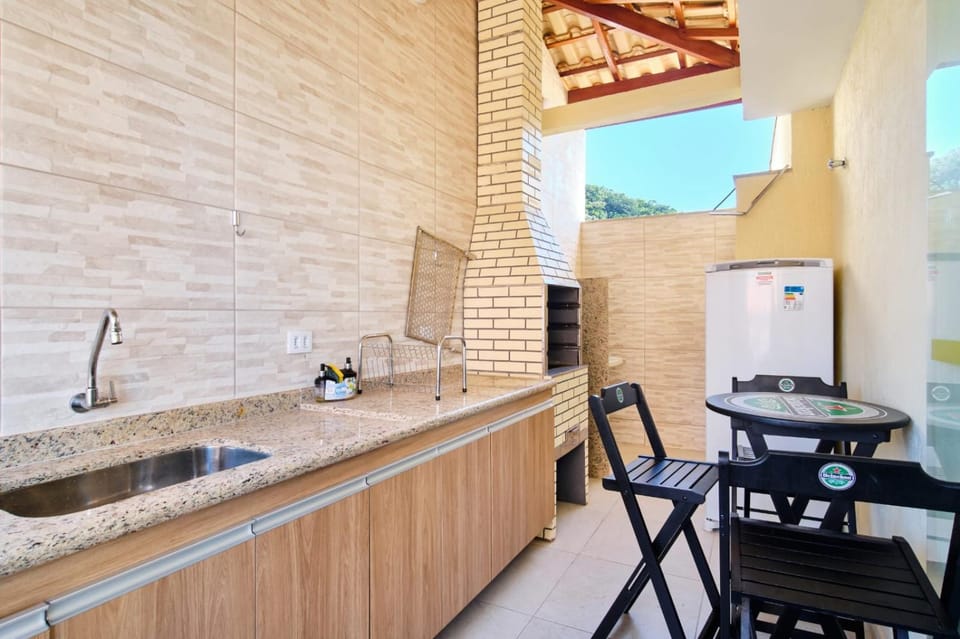 Apartamento bem equipado com ar condicionado e churrasqueira a 100 metros da praia - 02 dormitórios - Edifício Água Viva Apartment in Ubatuba